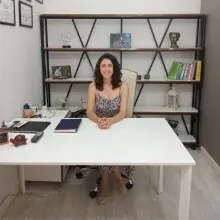 Psk. Yasemin Değer Karaca — Psikoloji, Mersin. Portre fotoğrafı.