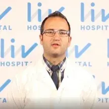 Doç. Dr. Alper Karalök — Kadın Hastalıkları Ve Doğum, Beşiktaş, İstanbul. Portre fotoğrafı.