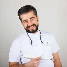 Dt. Sefa Aras — Diş Hekimi. Portre fotoğrafı.