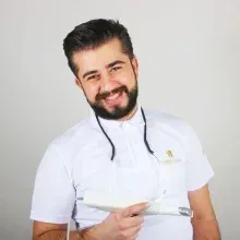 Dt. Sefa Aras — Diş Hekimi. Portre fotoğrafı.