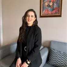 Dyt. Özge Nur Dutak — Diyetisyen, Konya. Portre fotoğrafı.