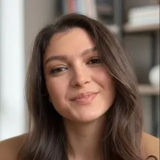 Dyt. Selin Enengin Çalışkan — Diyetisyen. Portre fotoğrafı.