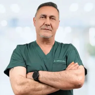Dr. Gökhan Gökce — Sertifikalı Medikal Estetik, İstanbul. Portre fotoğrafı.
