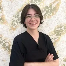 Dt. Helin Tuğçe Alacagöz — Diş Hekimi, İzmir. Portre fotoğrafı.