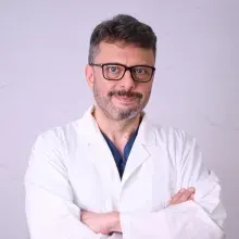 Dr. Öğr. Üyesi Mustafa Çapar — Plastik rekonstrüktif ve estetik cerrahi, Gümüşhane. Portre fotoğrafı.