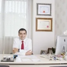 Uzm. Dr. Emre Gültekin — Kadın Hastalıkları Ve Doğum, İzmir. Portre fotoğrafı.