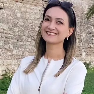 Dyt. Ece Öz — Diyetisyen, İstanbul. Portre fotoğrafı.