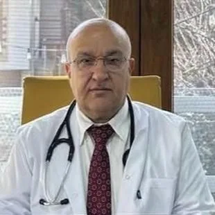Uzm. Dr. İbrahim Halil Bayrak — İstanbul. Portre fotoğrafı.