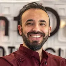 Dr. Dt. Cihan Akdoğan — Diş Hekimi, Bursa. Portre fotoğrafı.