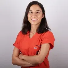 Dt. Özge Akay — Diş Hekimi, Muğla. Portre fotoğrafı.