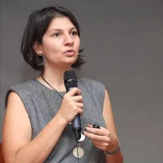 Psk. Dr. Çiğdem Koşe — Psikoloji, Şişli, İstanbul. Portre fotoğrafı.