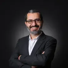 Uzm. Dr. Arif Çakır — Nöroloji, İstanbul. Portre fotoğrafı.