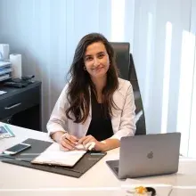 Fzt. Emine Nacar — Fizyoterapi Ve Rehabilitasyon. Portre fotoğrafı.