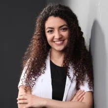 Dt. Serpil Feyza Yücel — Diş Hekimi, İzmir. Portre fotoğrafı.