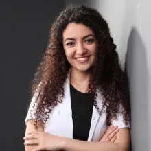 Dt. Serpil Feyza Yücel — Diş Hekimi, İzmir. Portre fotoğrafı.