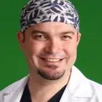 Op. Dr. Salih Emre Üregen — Plastik Rekonstrüktif Ve Estetik Cerrahi, İstanbul. Portre fotoğrafı.