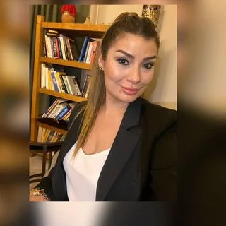 Uzm. Psk. Deniz Şimşek — Psikoloji. Portre fotoğrafı.