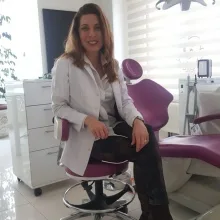 Dt. Emine Alev Çakmakçı Abacı — Diş Hekimi, Eskişehir. Portre fotoğrafı.