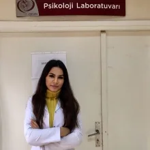Psk. Kübra Dikmen — Psikoloji, İstanbul. Portre fotoğrafı.