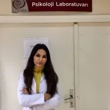 Psk. Kübra Dikmen — Psikoloji, İstanbul. Portre fotoğrafı.