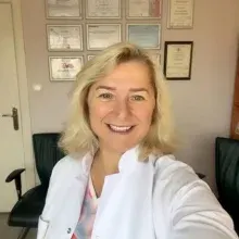 Op. Dr. Saime Şirin Çuhadar — Kadın Hastalıkları Ve Doğum, İstanbul. Portre fotoğrafı.