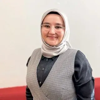 Dkt. Şeyma Aslan — Dil ve Konuşma Terapisi, Kahramanmaraş. Portre fotoğrafı.