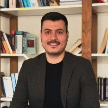 Uzm. Psk. Uğur Kartum — Psikoloji, Bursa. Portre fotoğrafı.