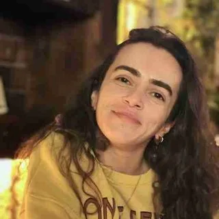 Psk. Züleyha Damla Güler — Psikoloji. Portre fotoğrafı.