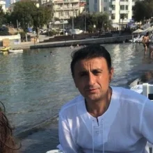 Dt. Levent Aybatılı — Diş Hekimi, İzmir. Portre fotoğrafı.