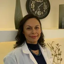 Uzm. Dr. Arzu Şahin — Dermatoloji, İzmir. Portre fotoğrafı.