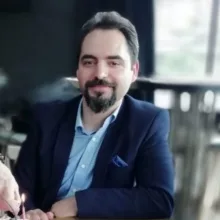 Uzm. Dr. Murat Karaman — İç Hastalıkları, İzmir. Portre fotoğrafı.