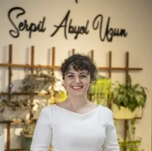 Dt. Serpil Akyol Uzun — Diş Hekimi, Sakarya. Portre fotoğrafı.