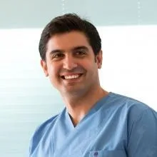 Op. Dr. Güray Yeşiladalı — Plastik Rekonstrüktif Ve Estetik Cerrahi, İstanbul. Portre fotoğrafı.