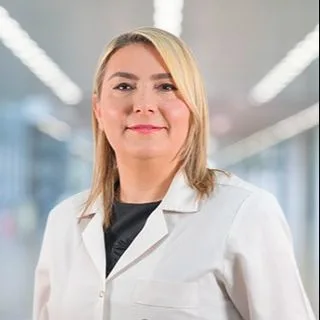 Doç. Dr. İlknur Banlı Cesur — Çocuk Cerrahisi, Seyhan, Adana. Portre fotoğrafı.