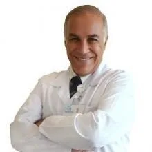 Uzm. Dr. Ercan Erel — Dermatoloji. Portre fotoğrafı.