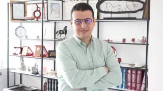 Prof. Dr. Ali Öçgüder profilinde yer alan galeri fotoğrafı.