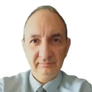 Uzm. Dr. Erdem Adalıoğlu — Çocuk Sağlığı Ve Hastalıkları, Bornova, İzmir. Portre fotoğrafı.