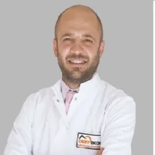 Dt. Alper Şenyüz — Diş Hekimi, İzmir. Portre fotoğrafı.