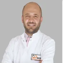 Dt. Alper Şenyüz — Diş Hekimi, İzmir. Portre fotoğrafı.