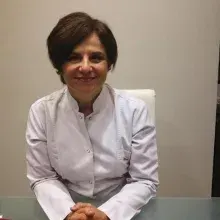 Dt. Sibel Tümer Yasal — Diş Hekimi, İstanbul. Portre fotoğrafı.