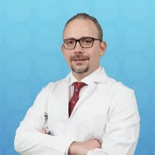 Doç. Dr. Emre Selçuk — Kalp Ve Damar Cerrahisi, Kadıköy, İstanbul. Portre fotoğrafı.