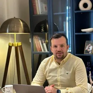 Op. Dr. Ali Oğuz Demir — Kulak Burun Boğaz, İzmir. Portre fotoğrafı.
