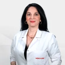 Uzm. Dr. Samira Huseynova — Çocuk ve Ergen Psikiyatrisi, Karşıyaka, İzmir. Portre fotoğrafı.