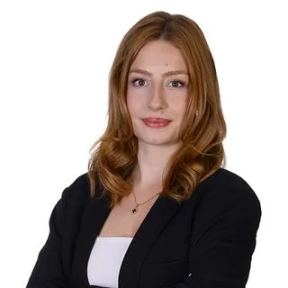 Psk. Sude Çakır — Psikoloji. Portre fotoğrafı.
