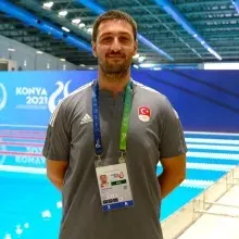 Uzm. Fzt. Emre Çağrı Savaş — Fizyoterapi Ve Rehabilitasyon. Portre fotoğrafı.