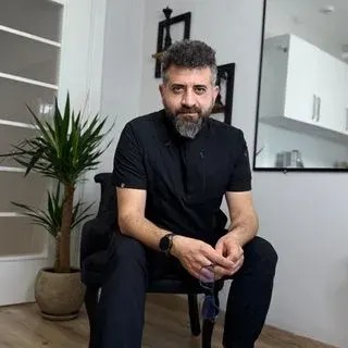 Uzm. Dr. Melik Çandar — Marmaris, Muğla. Portre fotoğrafı.