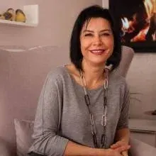Uzm. Dr. Arzum Emiroğlu — Sertifikalı Medikal Estetik, İstanbul. Portre fotoğrafı.