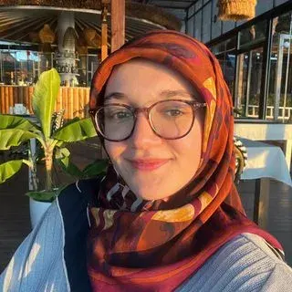 Dyt. Aybüke Cengizler — Diyetisyen, Balıkesir. Portre fotoğrafı.
