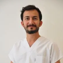 Dt. Ziya Sarıyıldız — Diş Hekimi, Bodrum, Muğla. Portre fotoğrafı.