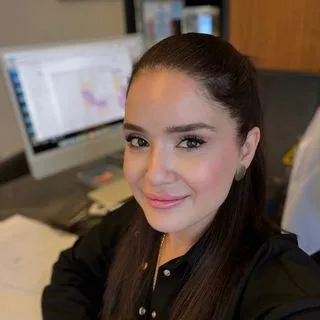 Uzm. Dr. Emel Ertürk Özdemir — Dermatoloji, Ankara. Portre fotoğrafı.